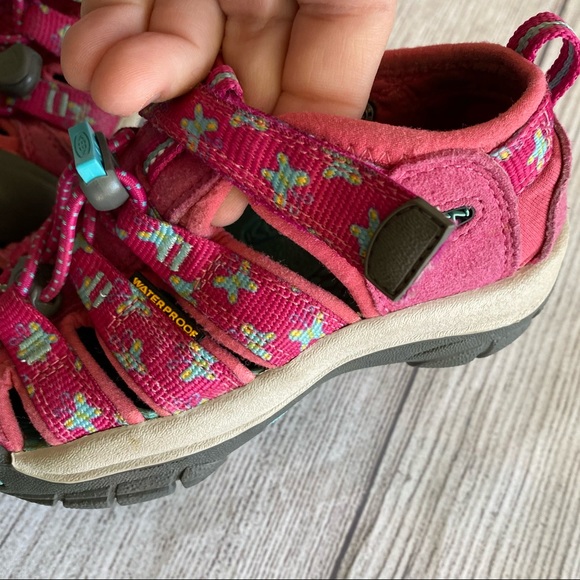 Keen pink butterfly shoes/sandals - Picture 2 of 8